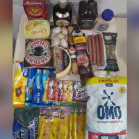 Casal tenta sair ‘no sapatinho’ com uísque, salame e sachê de gato em supermercado de Itapema