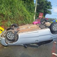 Motorista sai da pista, capota e atinge placa de sinalização