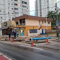 Desvio no cruzamento onde adutora "engoliu carros" segue até terça-feira