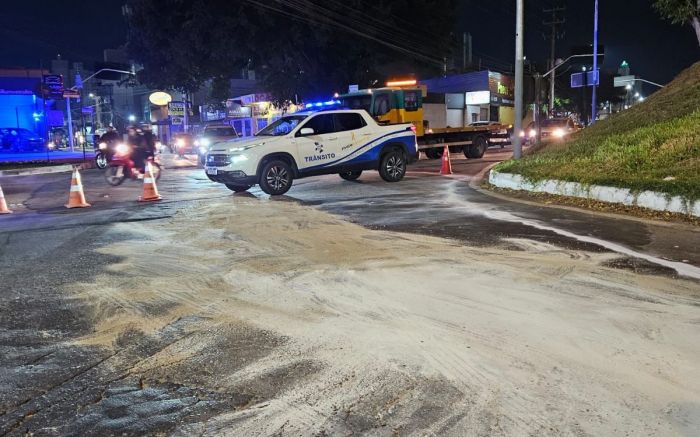 BMW 320i estava vazando óleo quando passou pelas proximidades do viaduto da marginal (Foto: Divulgação/BC Trânsito)