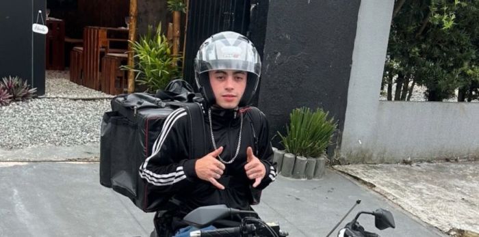 Corpo de Gustavo Aresi foi parar dentro de uma loja de carros (Foto: Redes Sociais)