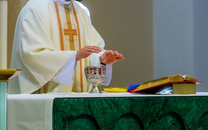 Tradição católica segue firme, mas novas crenças ganham espaço nas cidades da região (Foto: Ilustrativa/Envato)