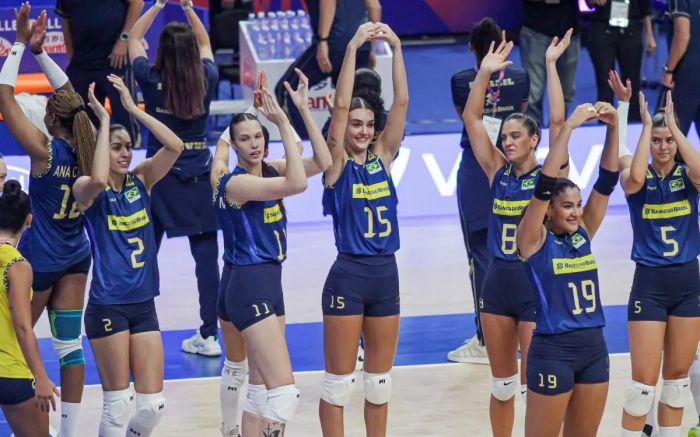 Joinvilense Helena (número 15) faz parte da renovação da seleção (Foto: CBV)