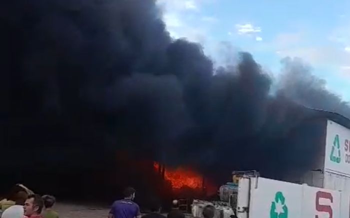 Incêndio mobiliza bombeiros da região (foto: Reprodução)