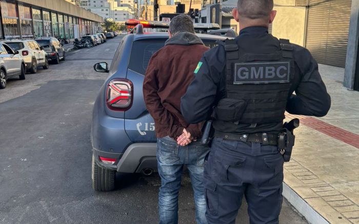 Homem disse que tava sem grana pros guardas (Foto: GMBC)