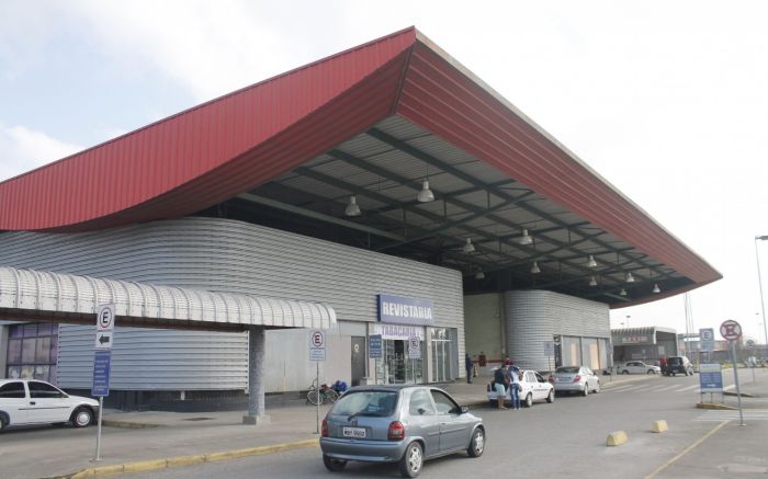 Legenda: Terminal de Itajaí enfrenta salas fechadas, acesso restrito e reclamações sobre falta de estrutura