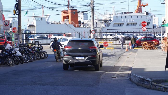 Alteração criou ponto de parada na esquina da Paulo Bauer com a rua Olímpio Miranda Júnior (Foto: João Batista)