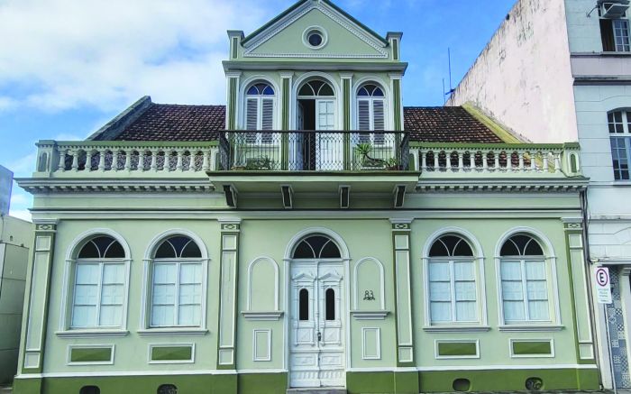 Em fase de restauração, a Casa Konder, de 1897, vai abrigar galerias e um café bistrô (Foto: Arquivo/Mário César de Souza)