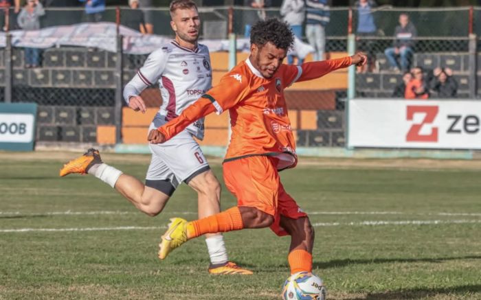 Wemerson marcou os dois gols da Cambura no jogo. (Foto: Divulgação/Camboriú)