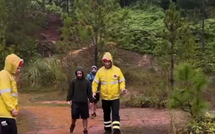 Bombeiros tiveram que resgatar as vítimas de manhã cedo (Foto: Divulgação CBMC)