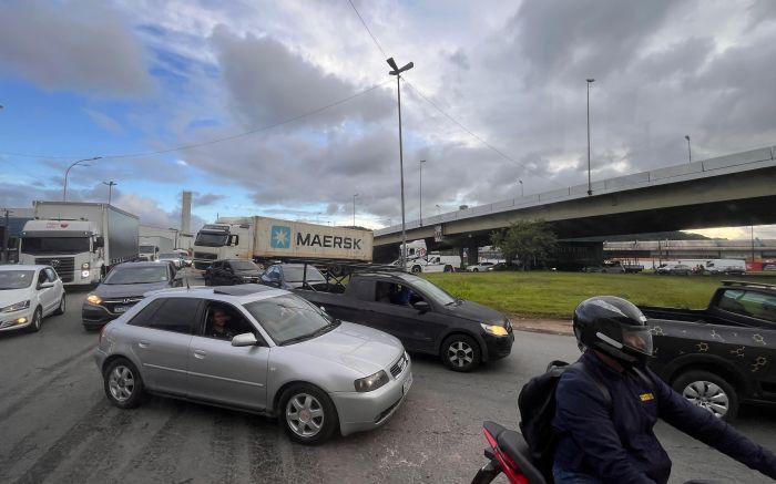 Segunda-feira começa com trânsito lento nas rodovias