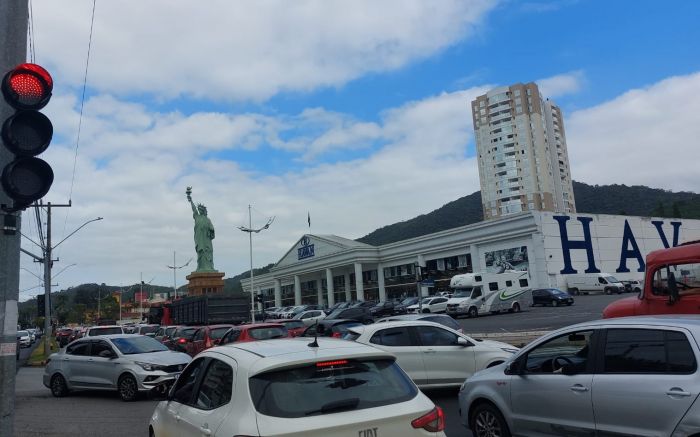 Obras continuam travando área central de Itajaí