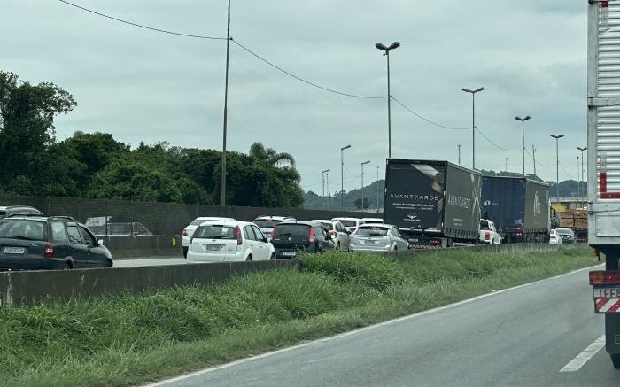 Lentidão deixa BR 101 parada nesta terça-feira