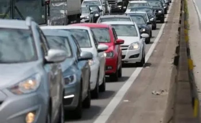 BR 101 tem mais de 15 km de filas nos dois sentidos em Itajaí