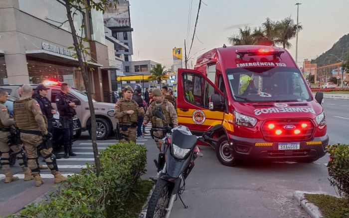 Homem foi atingido nas pernas pela PM (Foto: Divulgação CBMSC)