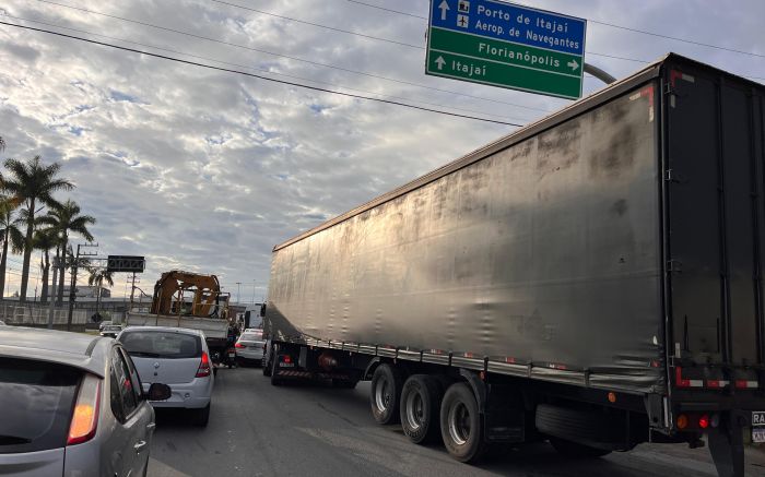 Acidente trava BR 101 nesta quarta-feira
