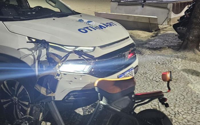Abordagem aconteceu na avenida Atlântica, após o casal colocar pedestres em risco (Foto: Divulgação)