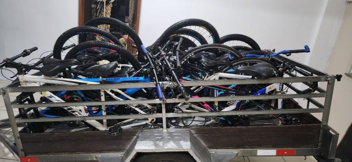Carretinha com as bikes furtadas foi encontrada no quintal da casa (Foto: Divulgação/PM)