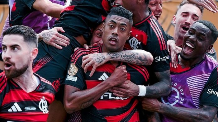 Bruno Henrique comemorando resultado em campo (Foto: Divulgação/Gilvan Souza/Flamengo)