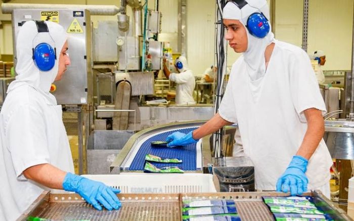 Interessados devem comparecer na fábrica de alimentos no Cordeiros com carteira de trabalho e documentos pessoais (Foto: Divulgação/Nauterra)