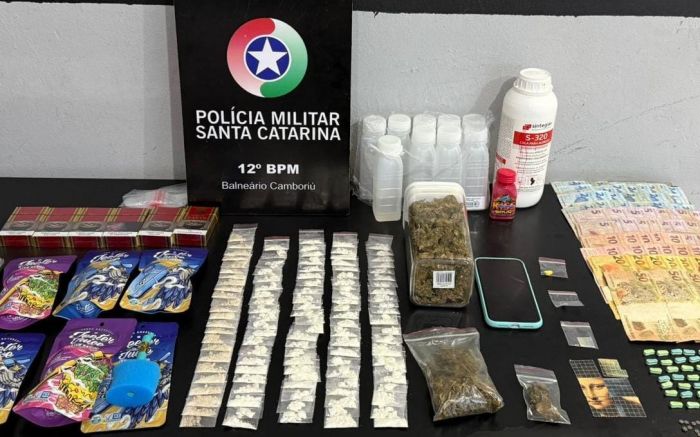 Tinha skunk, LSD, cocaína e até loló na boca disfarçada de loja de açaí (Foto: Divulgação PMSC)