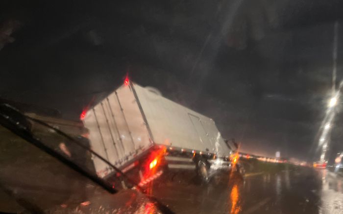 Trânsito intenso, chuva forte e acidente complicam a segunda-feira