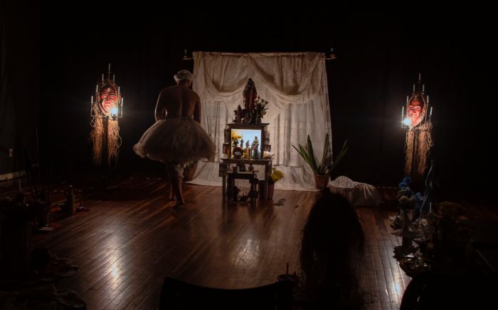 Com dança, canto e rituais, espetáculo compartilha vivências e combate a intolerância religiosa (Foto: Sabrina Marthendal)