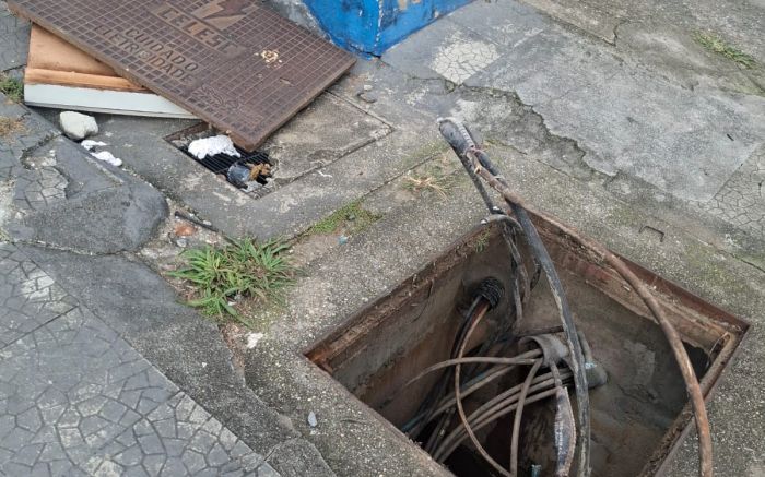 Ladrões cortaram fios da caixa de passagem da Celesc no São Vicente (Foto: Leitor)