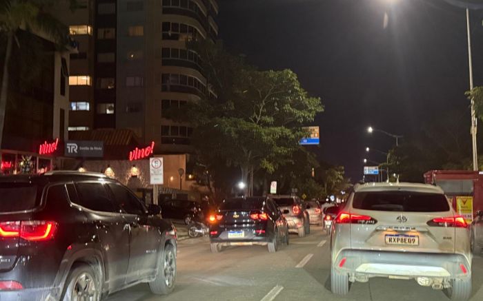 Engavetamento entre carreta e dois caminhões congestiona a BR 101