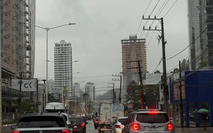 Pista encharcada causa lentidão entre Itajaí e Balneário Camboriú