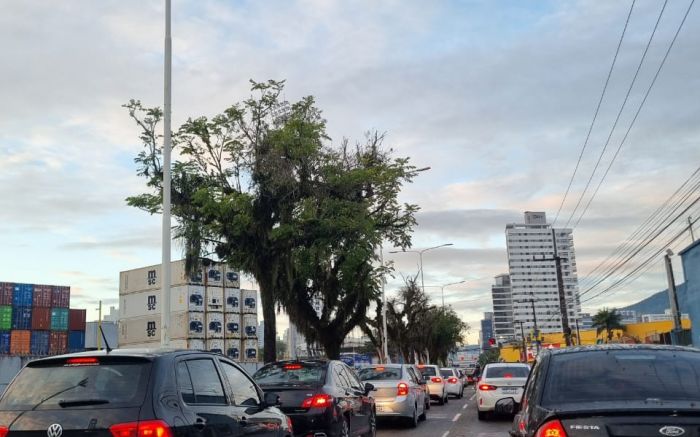 Pane em carro causa mais de 6 km de fila no bairro Salseiros