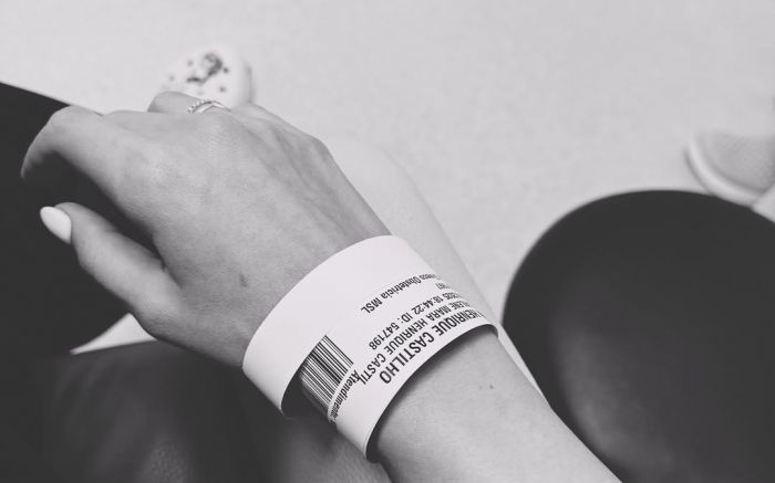 “Gestação curta no corpo, mas eterna no coração”, escreveu Yasmin ao publicar fotos do teste de gravidez e do hospital (Foto: Divulgação)