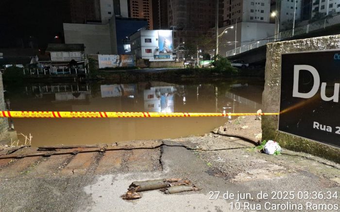 Passageiro conseguiu fugir do veículo antes de ficar submerso (foto: Corpo de Bombeiros)