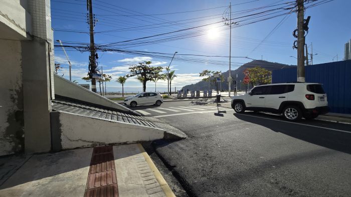 Rampa da garagem invade toda a calçada e obriga pedestres a irem para a pista (Foto: Camila Diel/Diarinho)