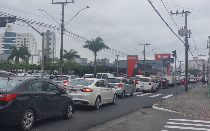 Caos na BR 101 trumbica o trânsito de Itajaí