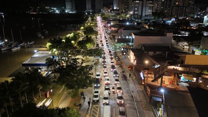 Dia de caos em Itajaí: fila do ferry tá na praia do Atalaia