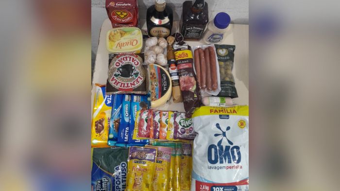 Tinha de tudo nas bolsas: de uísque importado a sabão em pó e até suco de pacotinho (Foto: GMI/Divulgação)