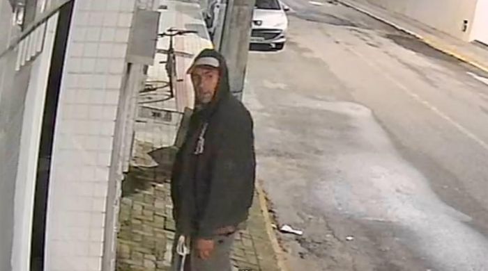  Vídeos mostram os ladrões em ação durante a madrugada (Foto: Reprodução)
