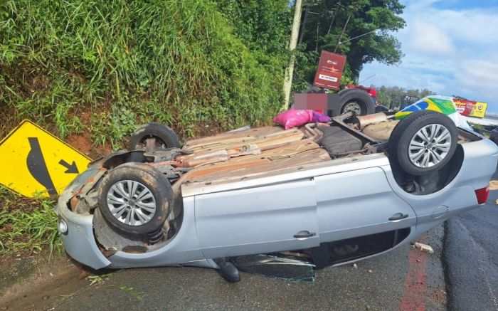 Placa de trânsito foi arrancada na batida (Foto: Divulgação / PMR)