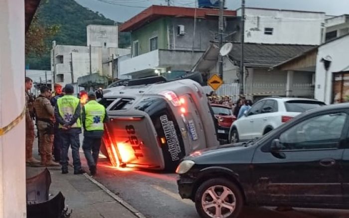 PM alega que Prisma cortou preferencial de viatura e causou acidente (Foto: Leitor)