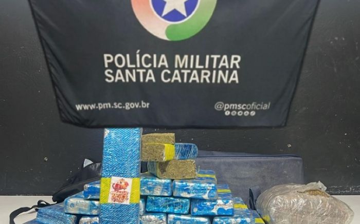 Ela saiu de Joinville com destino a Porto Alegre levando drogas e o adolescente (Foto: Divulgação/PMSC)