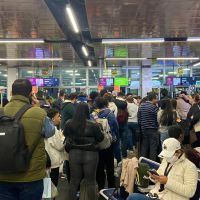 Pneu furado de avião fecha a pista de aeroporto