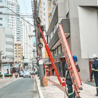 Mutirão de limpeza recolhe mais de 15 toneladas de fios soltos nas ruas de BC