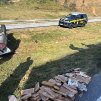 Traficante capota carro durante perseguição pela BR 101