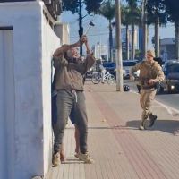 PM separa briga de moradores de rua a bastãozadas; veja o vídeo