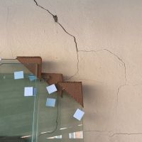 Casas racham com passagem de caminhões de 30 toneladas