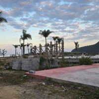 Binário da Brava e praça ao lado da marina estão com obras paradas