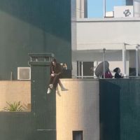 Vídeo de menina sentada no parapeito nas alturas teve quase um milhão de visualizações