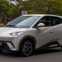 BYD Dolphin Mini atinge 1 milhão de unidades produzidas e segue como elétrico mais vendido do Brasil