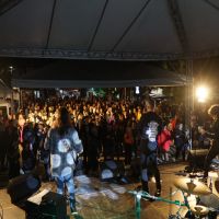 Público lotou a praça Vidal Ramos para acompanhar festival de rock gratuito em Itajaí